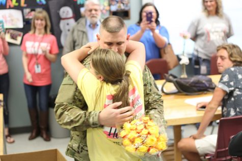 Returning soldier surprises daughter