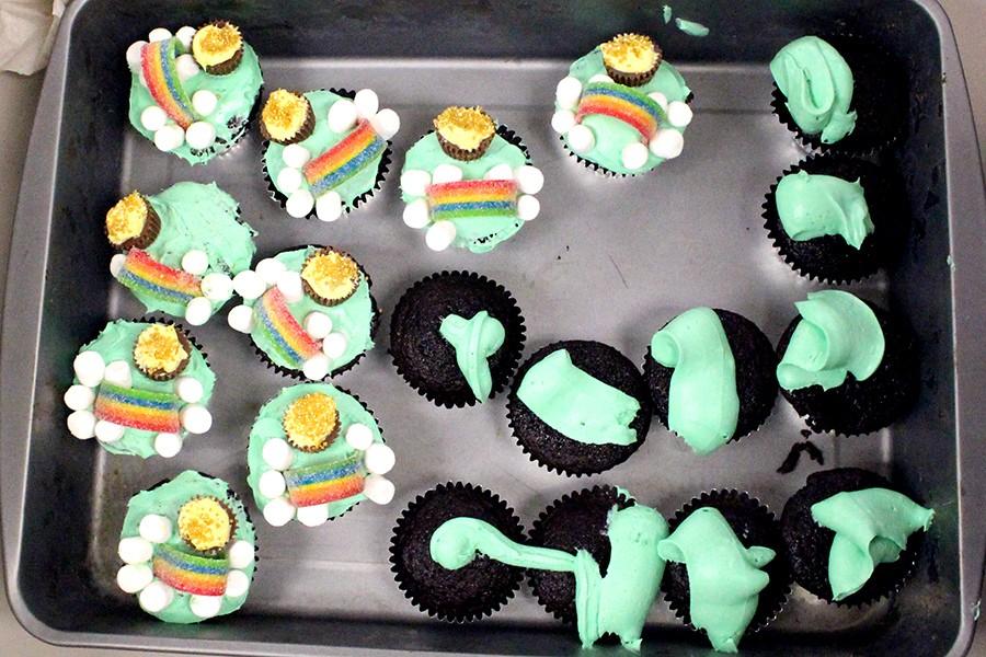 One team designs their cupcakes after the theme of leprechauns. 